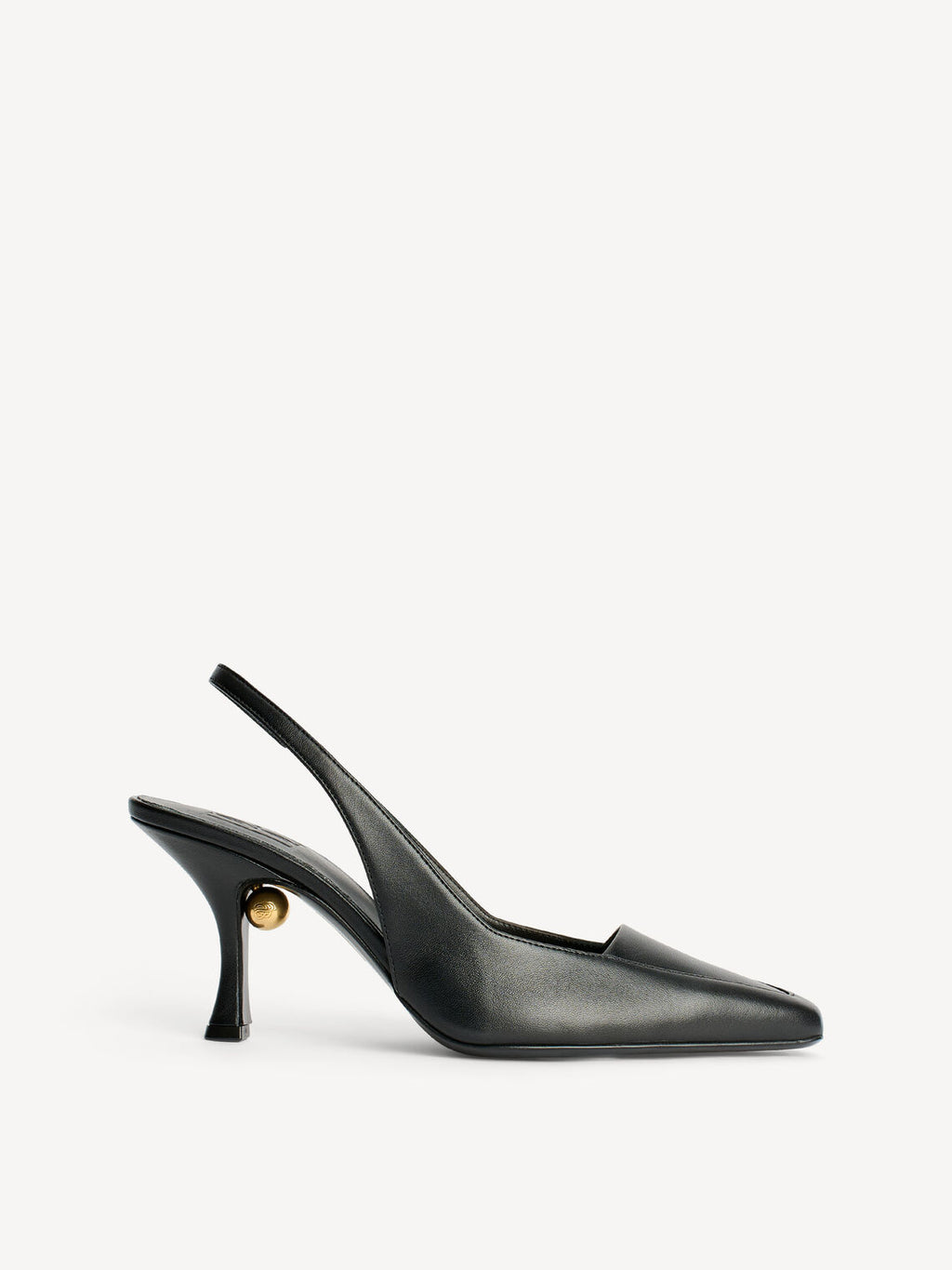 By Malene Birger Micho stiletter i sort geiteskinn, slingback med strikk, spiss firkantet tå og stiletthæl på 9 cm.