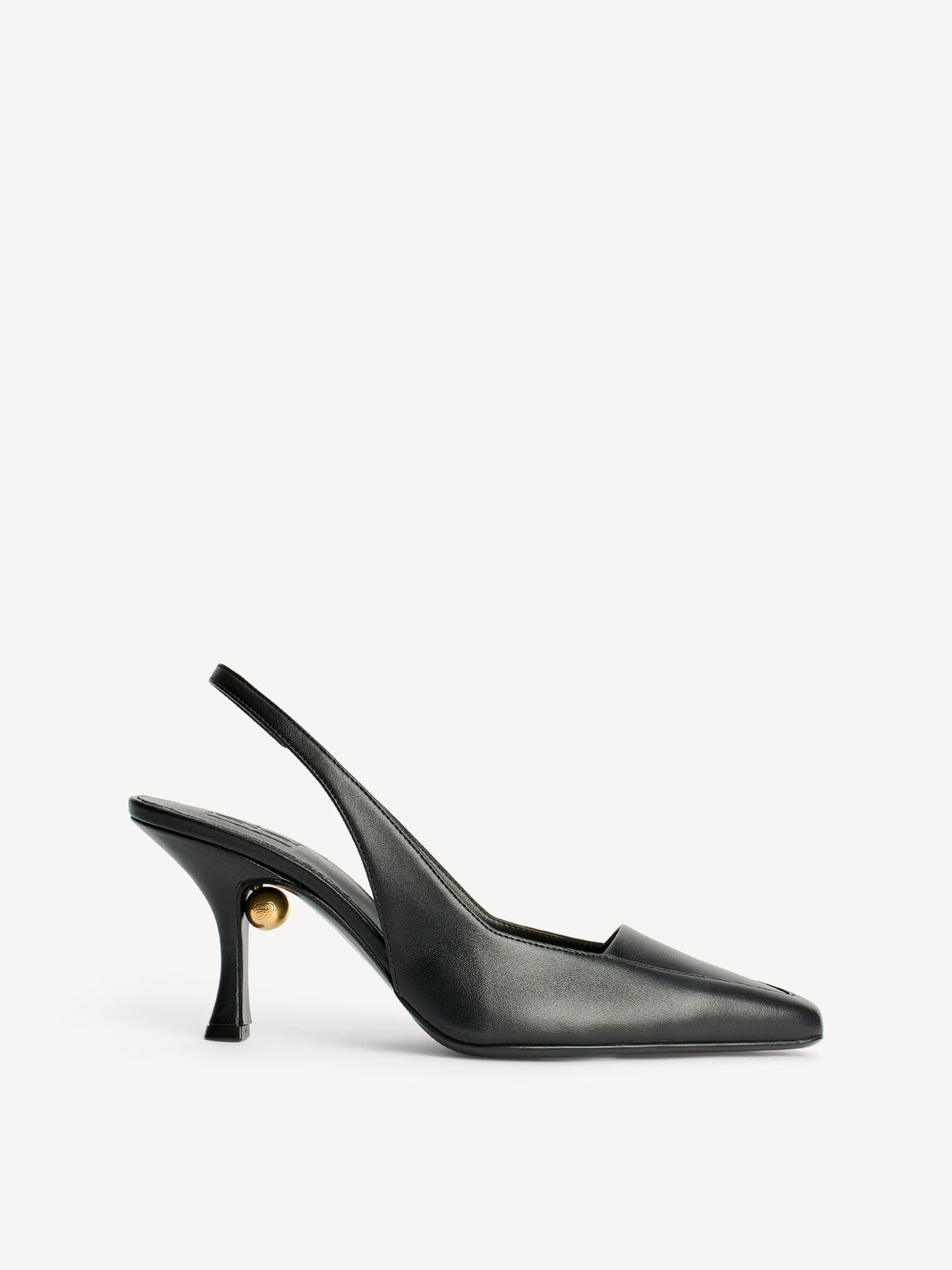 By Malene Birger Micho stiletter i sort geiteskinn, slingback med strikk, spiss firkantet tå og stiletthæl på 9 cm.