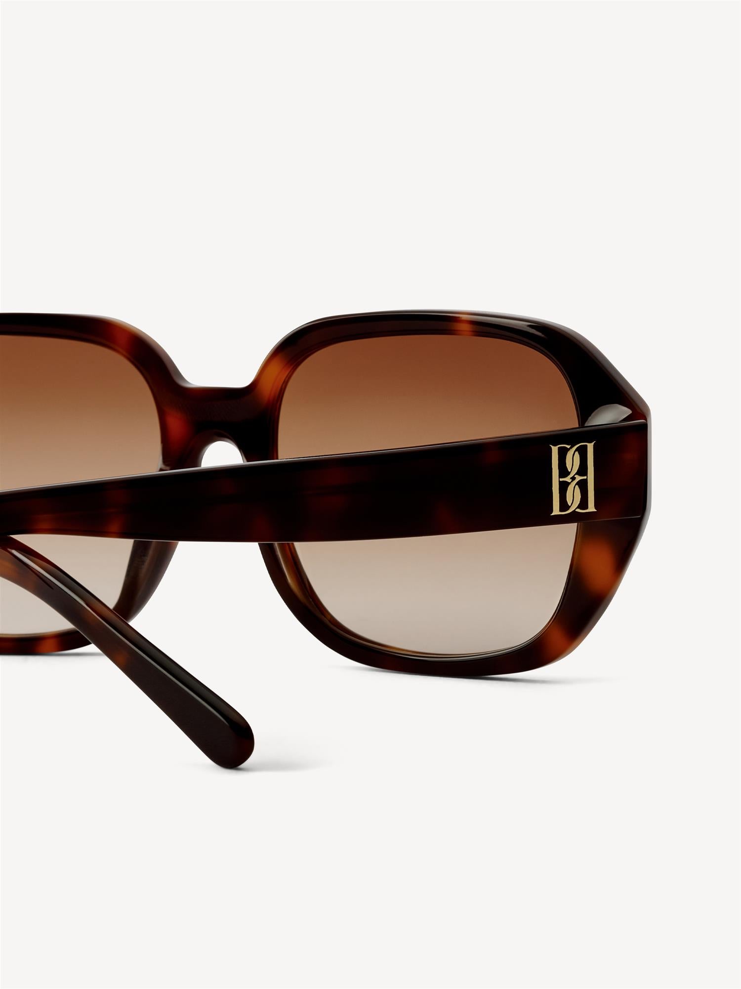 By Malene Birger Milla solbriller i brun acetat, med et stort, 70-talls inspirert design.