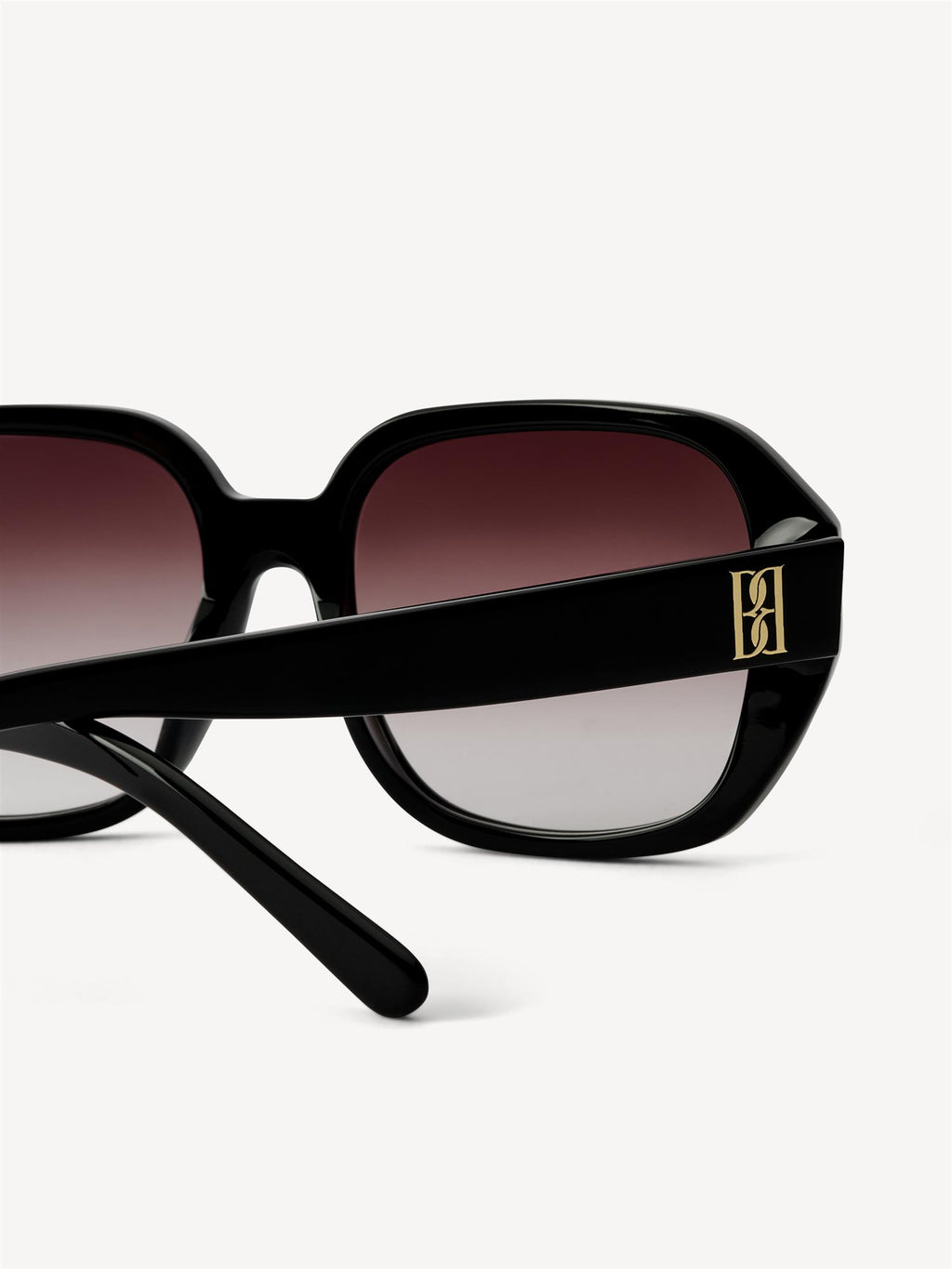 By Malene Birger Milla solbriller i svart acetat, med et stort, 70-talls inspirert design.