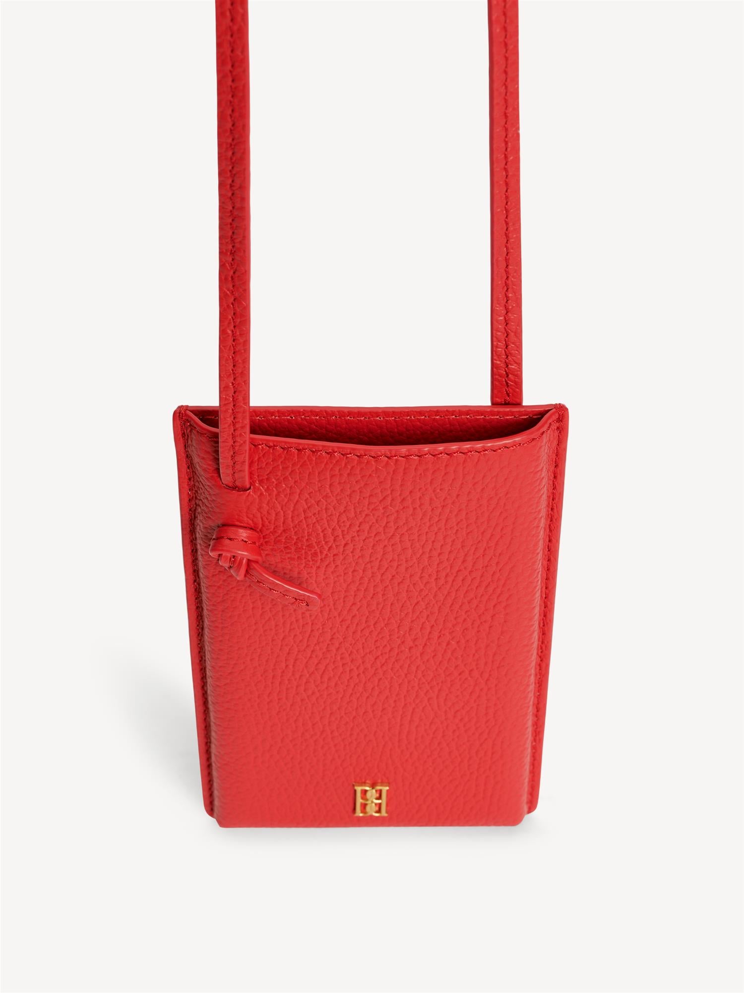 By Malene Birger mobilveske i rød, resirkulert skinn, med monogram-motiv og knutedetalj.