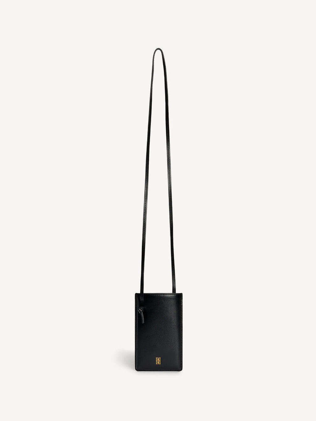 By Malene Birger mobilveske i sort, resirkulert skinn, med monogram-motiv og knutedetalj.