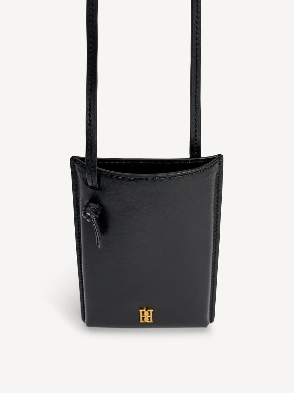 By Malene Birger mobilveske i sort, resirkulert skinn, med monogram-motiv og knutedetalj.