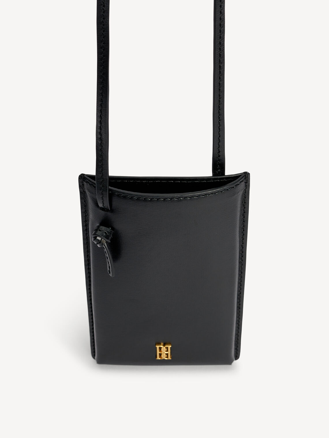 By Malene Birger mobilveske i sort, resirkulert skinn, med monogram-motiv og knutedetalj.
