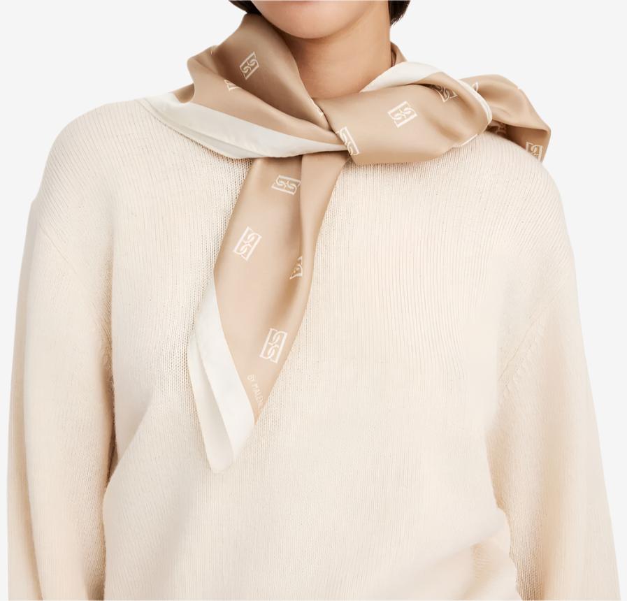 By Malene Birger Monnas skjerf i lysebrun silke, med BB monogram-mønster.