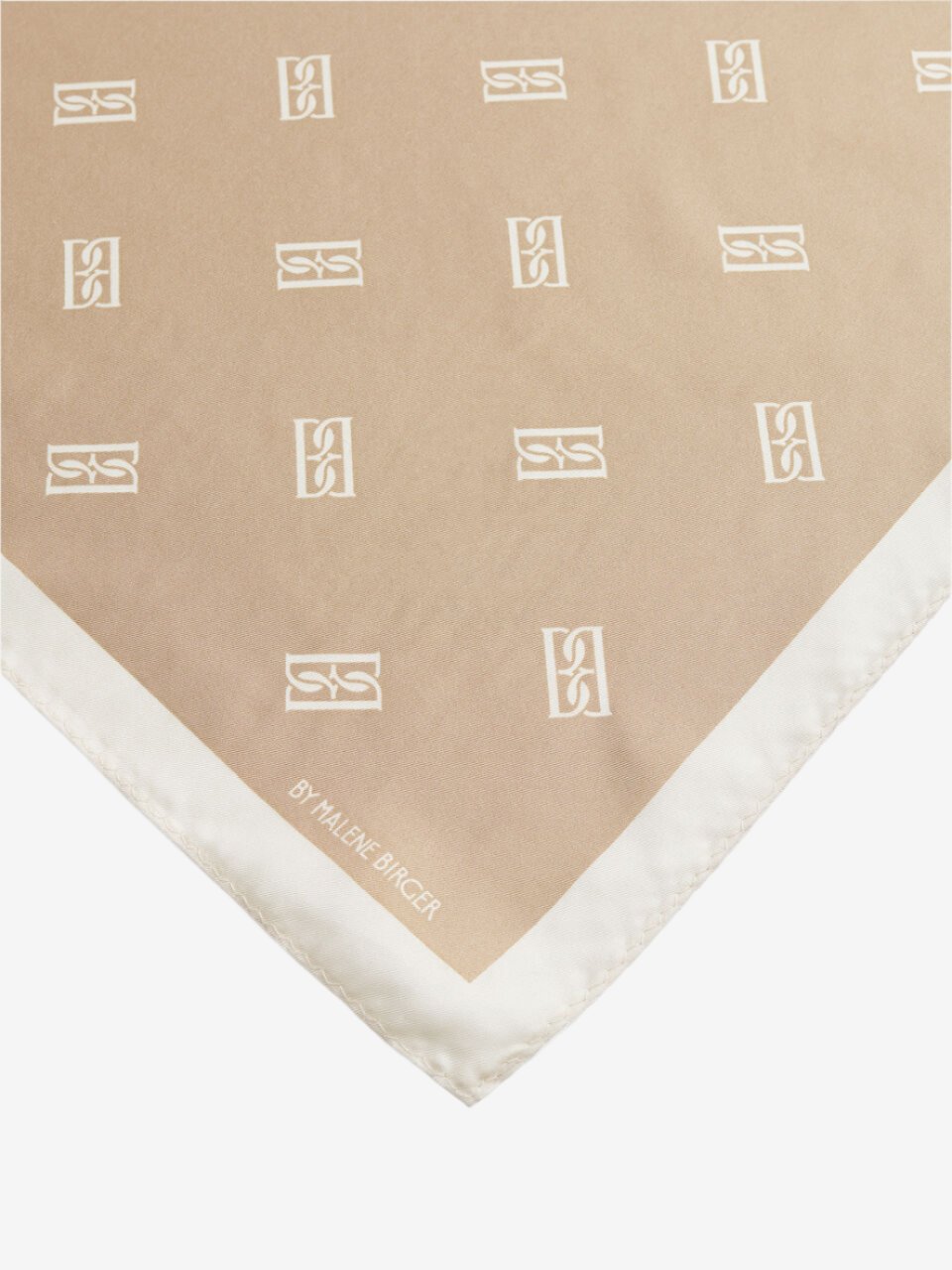 By Malene Birger Monnas skjerf i lysebrun silke, med BB monogram-mønster.