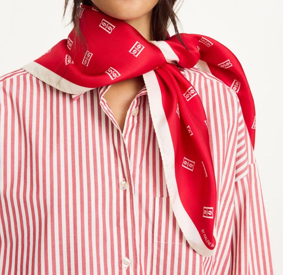 By Malene Birger Monnas skjerf i rød silke, med BB monogram-mønster.