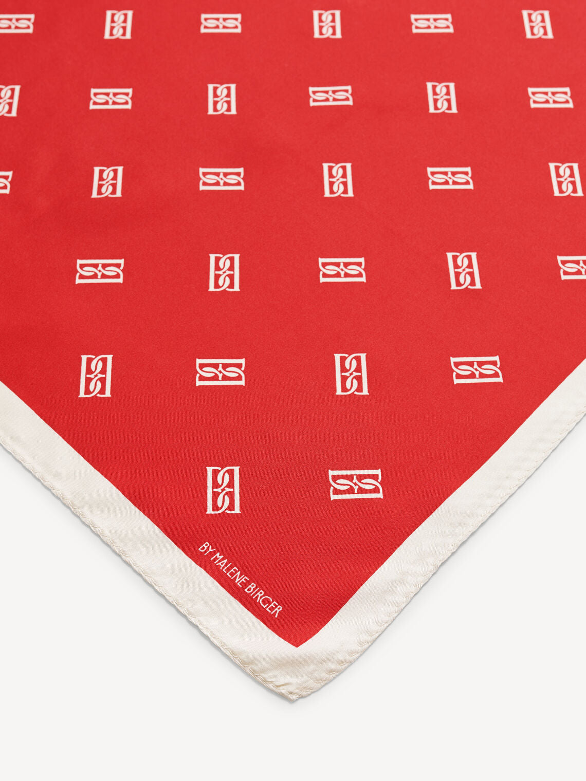 By Malene Birger Monnas skjerf i rød silke, med BB monogram-mønster.