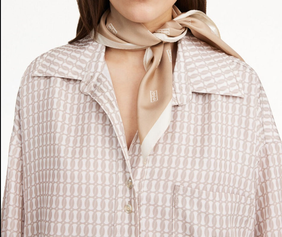 By Malene Birger Monnis silkeskjerf i lysebrun, laget av 100% silke med monogram-print.