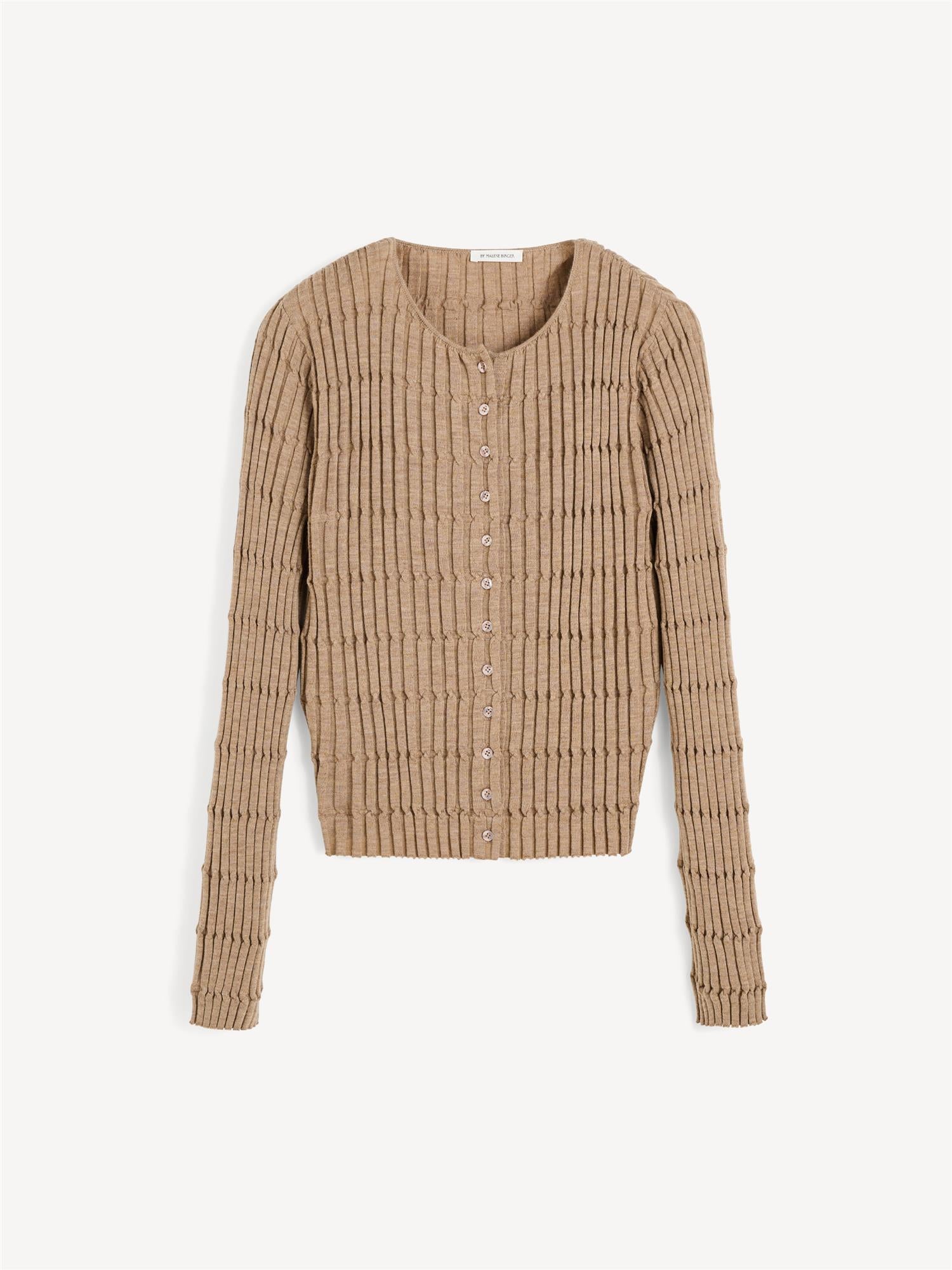 By Malene Birger Mont cardigan i lysebrun, laget av merinoull og elastan, med en klassisk passform og ribbestrikket design.