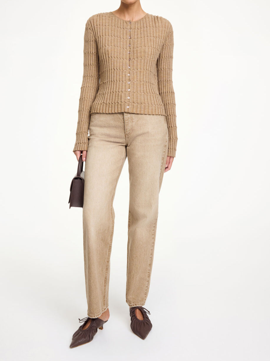 By Malene Birger Mont cardigan i lysebrun, laget av merinoull og elastan, med en klassisk passform og ribbestrikket design.