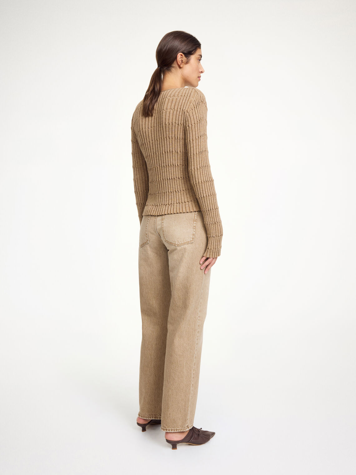 By Malene Birger Mont cardigan i lysebrun, laget av merinoull og elastan, med en klassisk passform og ribbestrikket design.