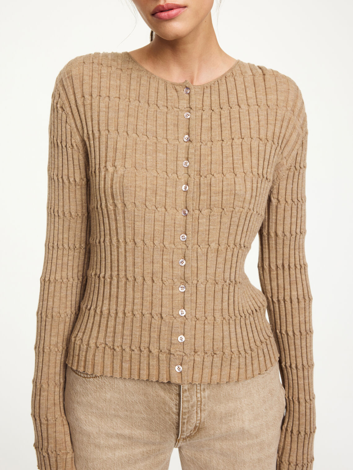 By Malene Birger Mont cardigan i lysebrun, laget av merinoull og elastan, med en klassisk passform og ribbestrikket design.