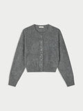 MONTANA cardigan fra By Malene Birger i fargen mørkegrå, laget i 100% cashmere. Rund hals, ribbestrikkede avslutninger og lukkes med knapper i front.
