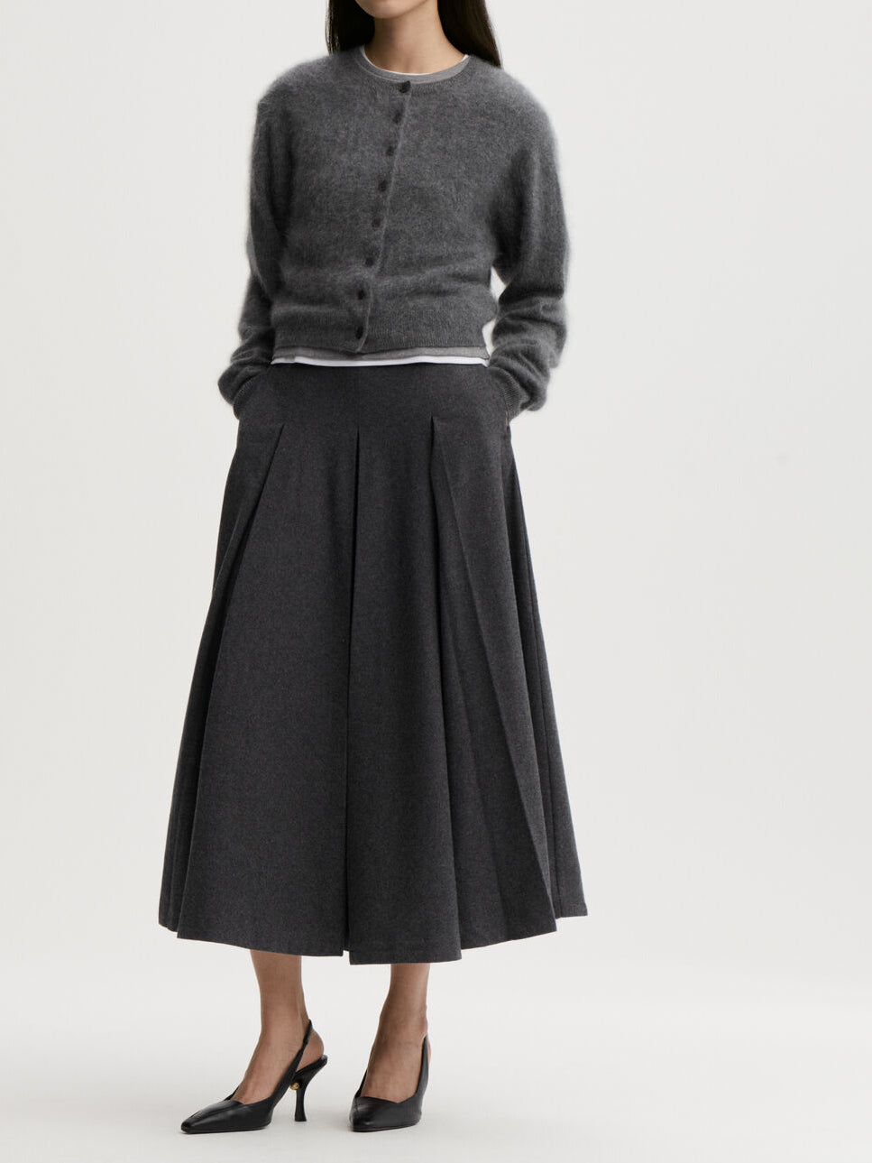 MONTANA cardigan fra By Malene Birger i fargen mørkegrå, laget i 100% cashmere. Rund hals, ribbestrikkede avslutninger og lukkes med knapper i front.