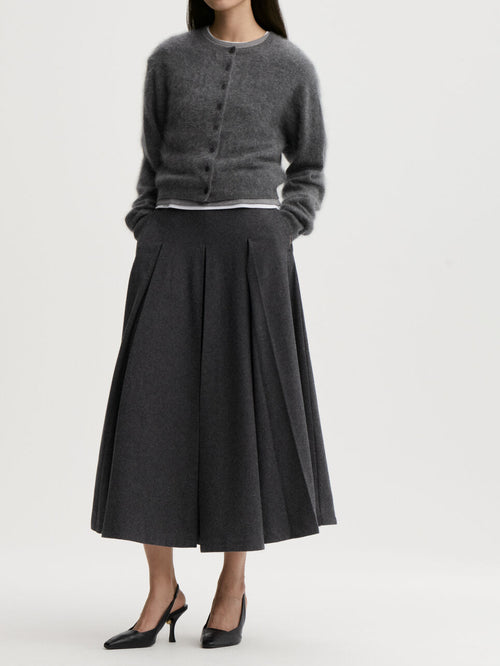 MONTANA cardigan fra By Malene Birger i fargen mørkegrå, laget i 100% cashmere. Rund hals, ribbestrikkede avslutninger og lukkes med knapper i front.