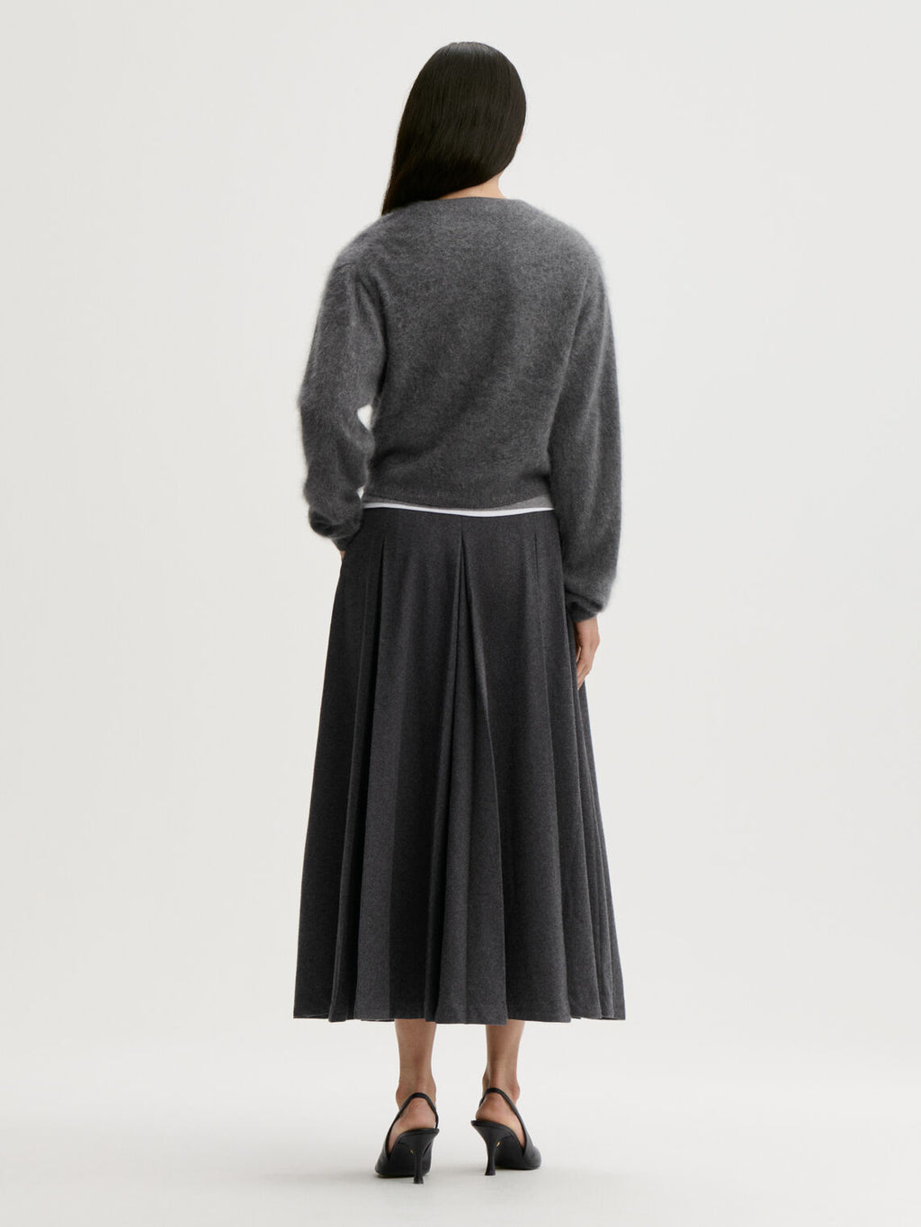 MONTANA cardigan fra By Malene Birger i fargen mørkegrå, laget i 100% cashmere. Rund hals, ribbestrikkede avslutninger og lukkes med knapper i front.