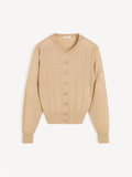 By Malene Birger Montie cardigan i beige, med ribbestrikkede kanter, rund hals og laget av en blanding av ull, silke og lyocell.