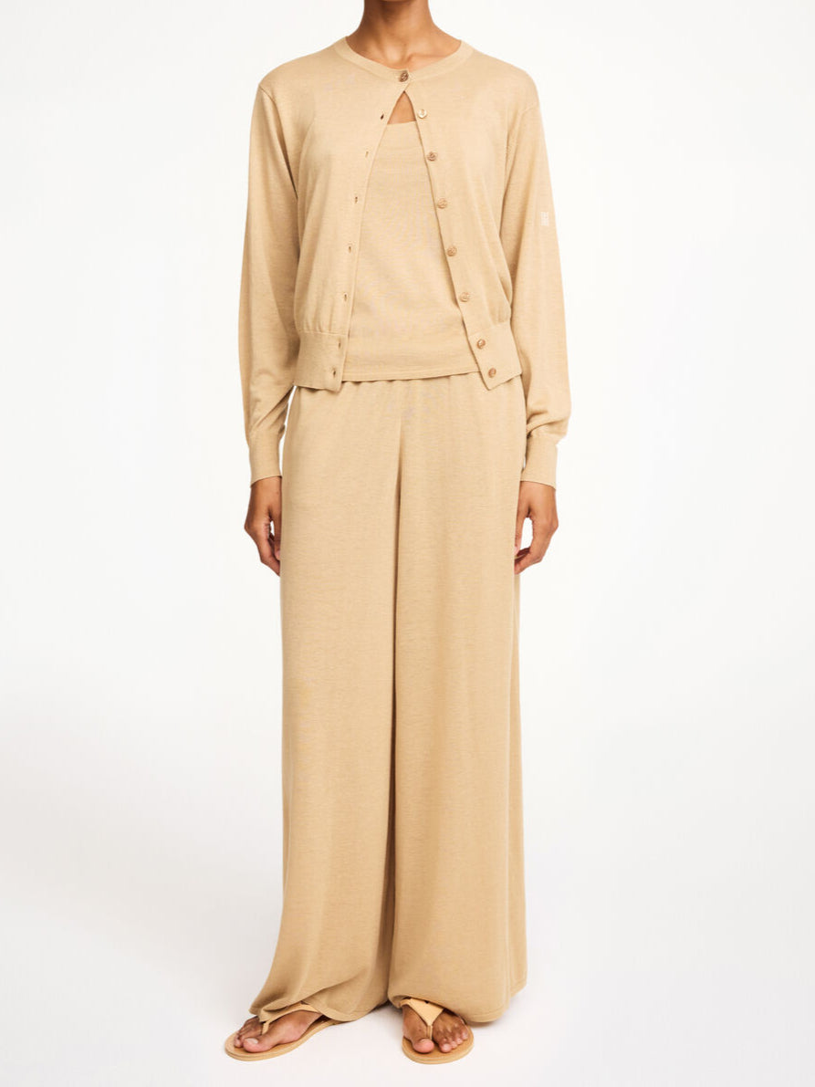 By Malene Birger Montie cardigan i beige, med ribbestrikkede kanter, rund hals og laget av en blanding av ull, silke og lyocell.