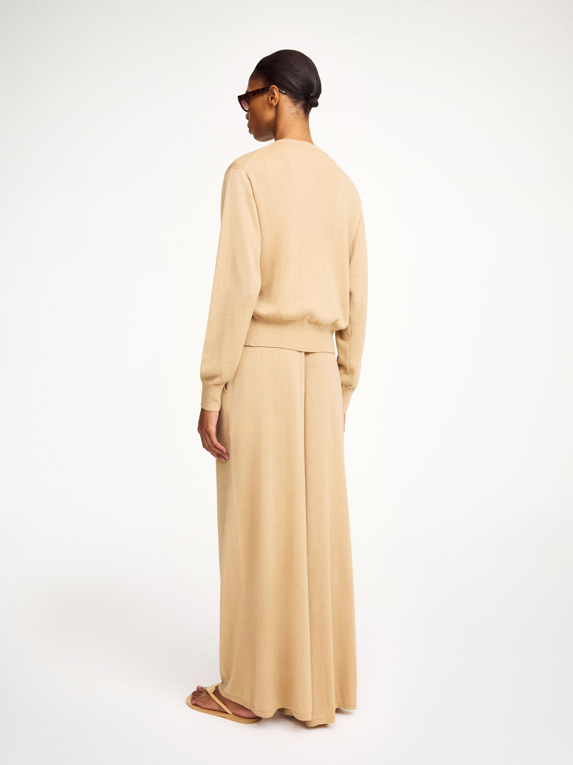 By Malene Birger Montie cardigan i beige, med ribbestrikkede kanter, rund hals og laget av en blanding av ull, silke og lyocell.