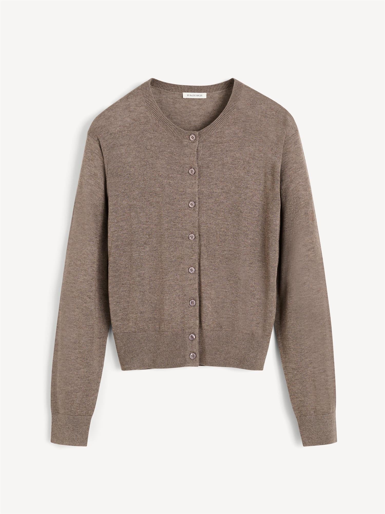 Brun cardigan i ull og silkemiks med klassisk passform og knapper – By Malene Birger