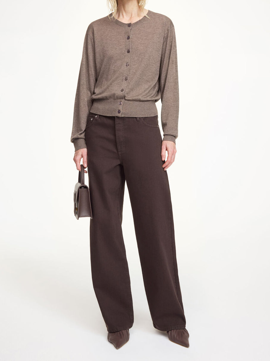 Brun cardigan i ull og silkemiks med klassisk passform og knapper – By Malene Birger