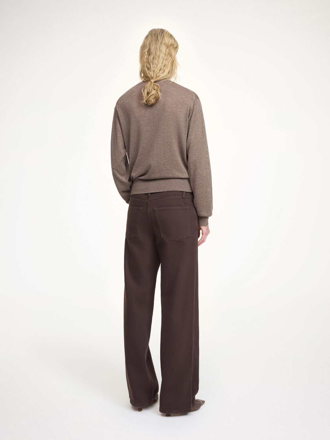 Brun cardigan i ull og silkemiks med klassisk passform og knapper – By Malene Birger