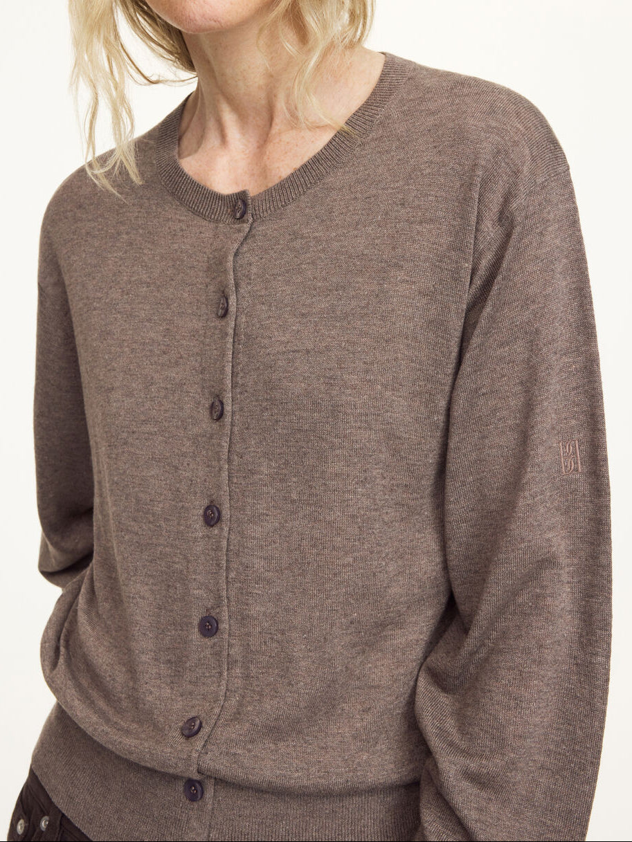 Brun cardigan i ull og silkemiks med klassisk passform og knapper – By Malene Birger