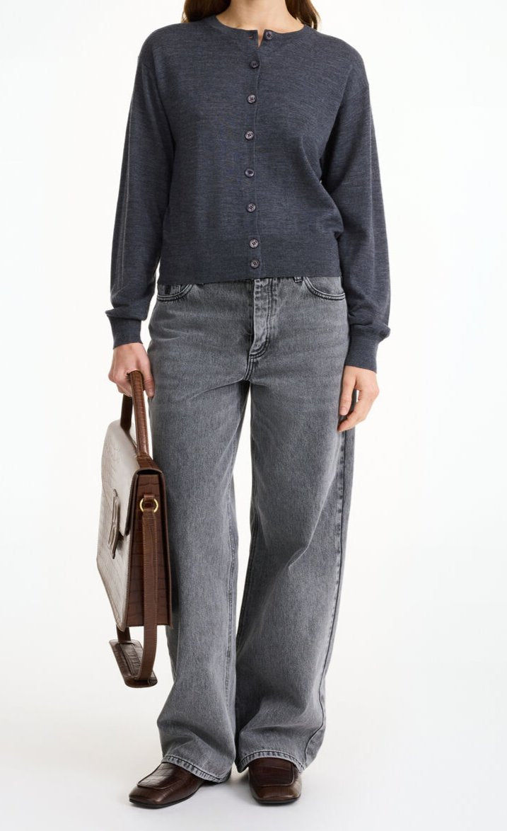 By Malene Birger Montie cardigan i koksgrå, med ribbestrikkede kanter, rund hals og laget av 100% merinoull.