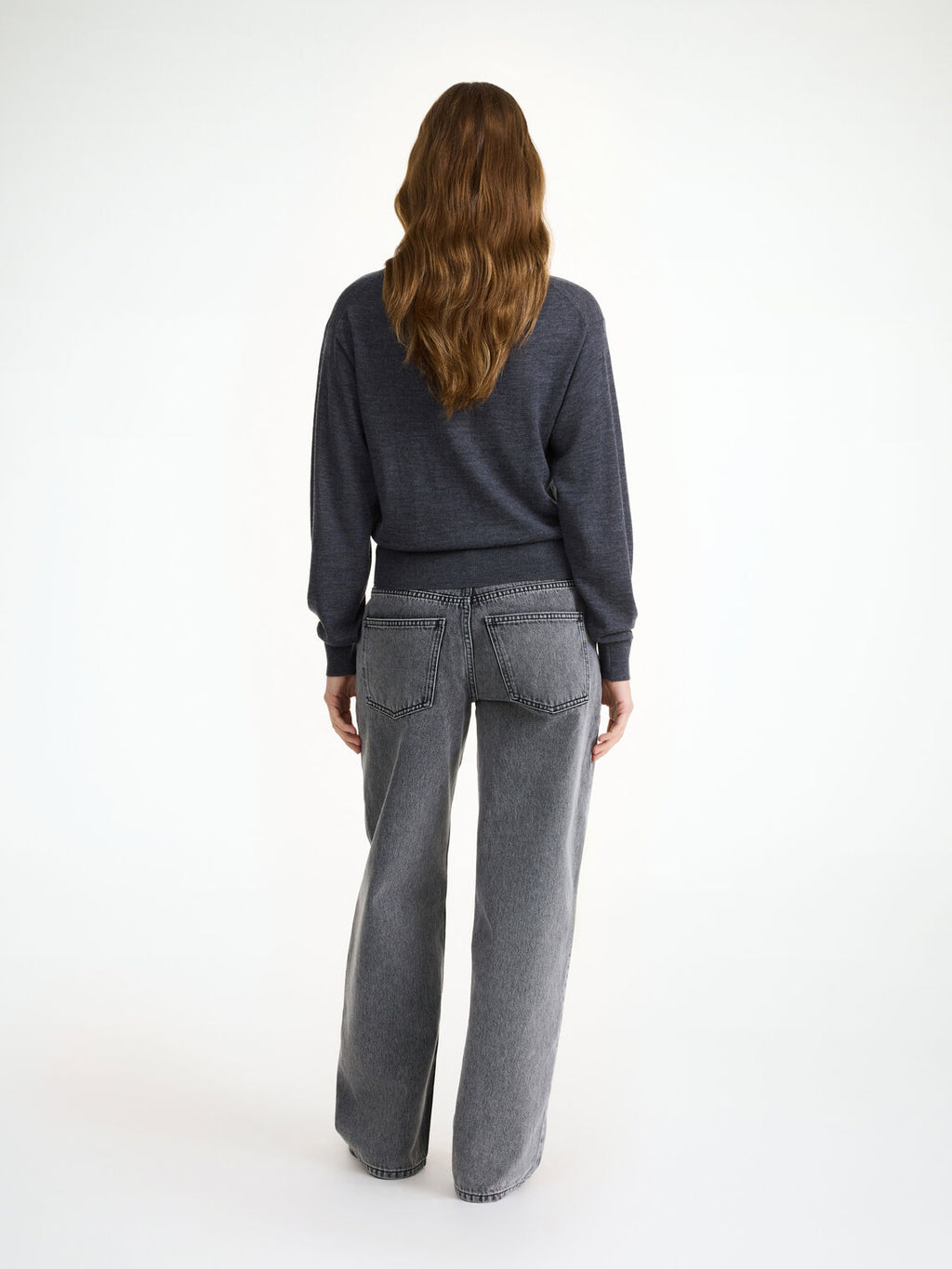 By Malene Birger Montie cardigan i koksgrå, med ribbestrikkede kanter, rund hals og laget av 100% merinoull.