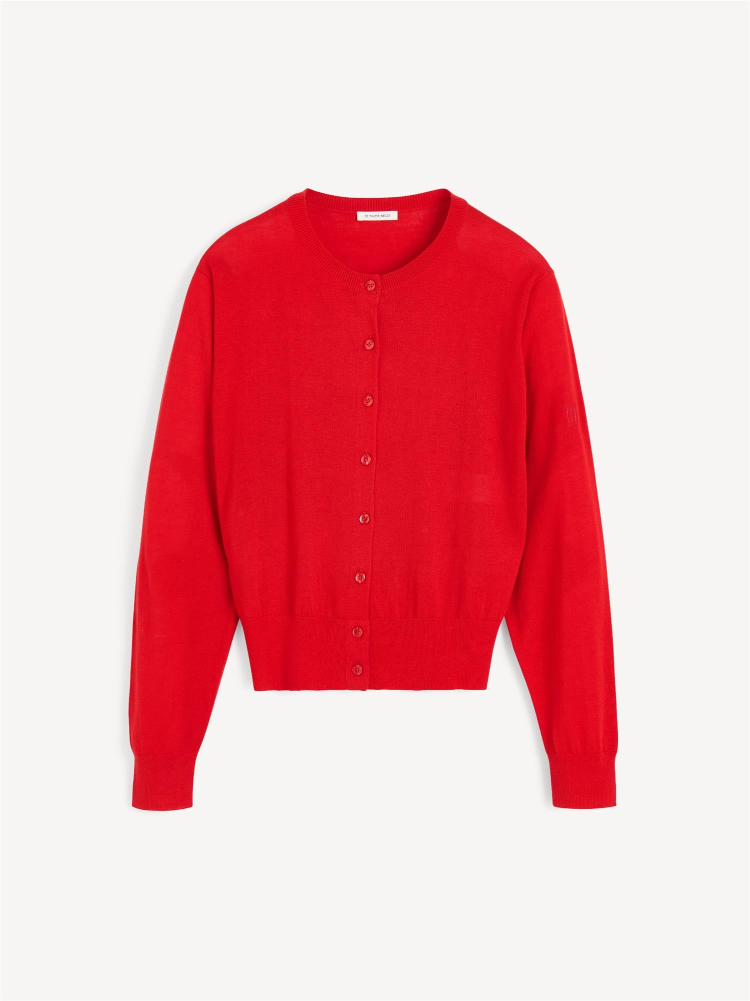 By Malene Birger Montie cardigan i rød, med ribbestrikkede kanter, rund hals og laget av en blanding av ull, silke og lyocell.