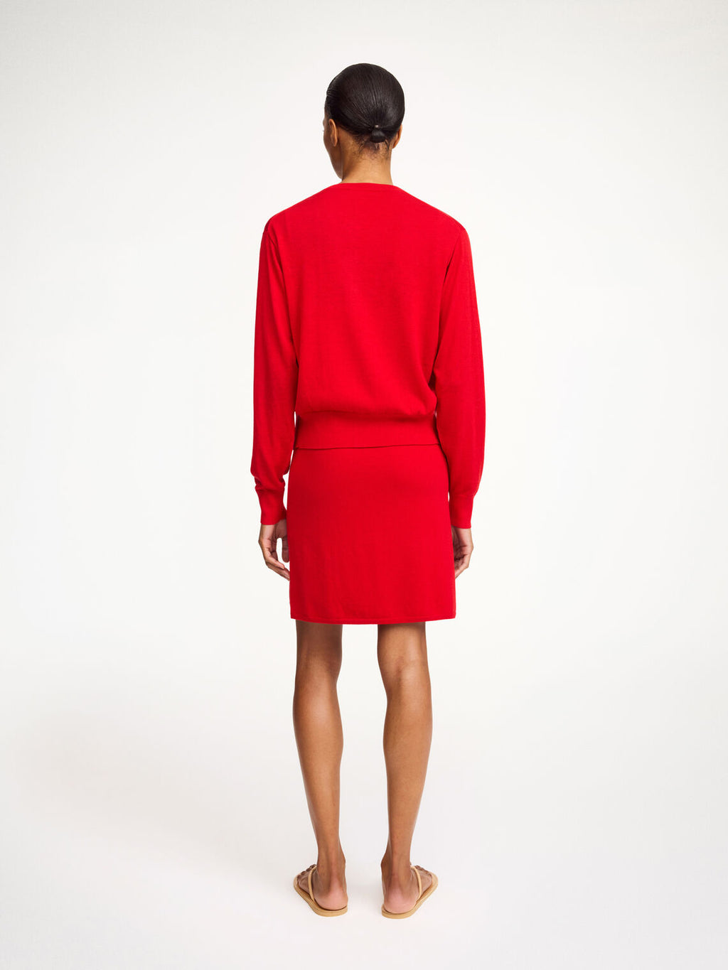 By Malene Birger Montie cardigan i rød, med ribbestrikkede kanter, rund hals og laget av en blanding av ull, silke og lyocell.