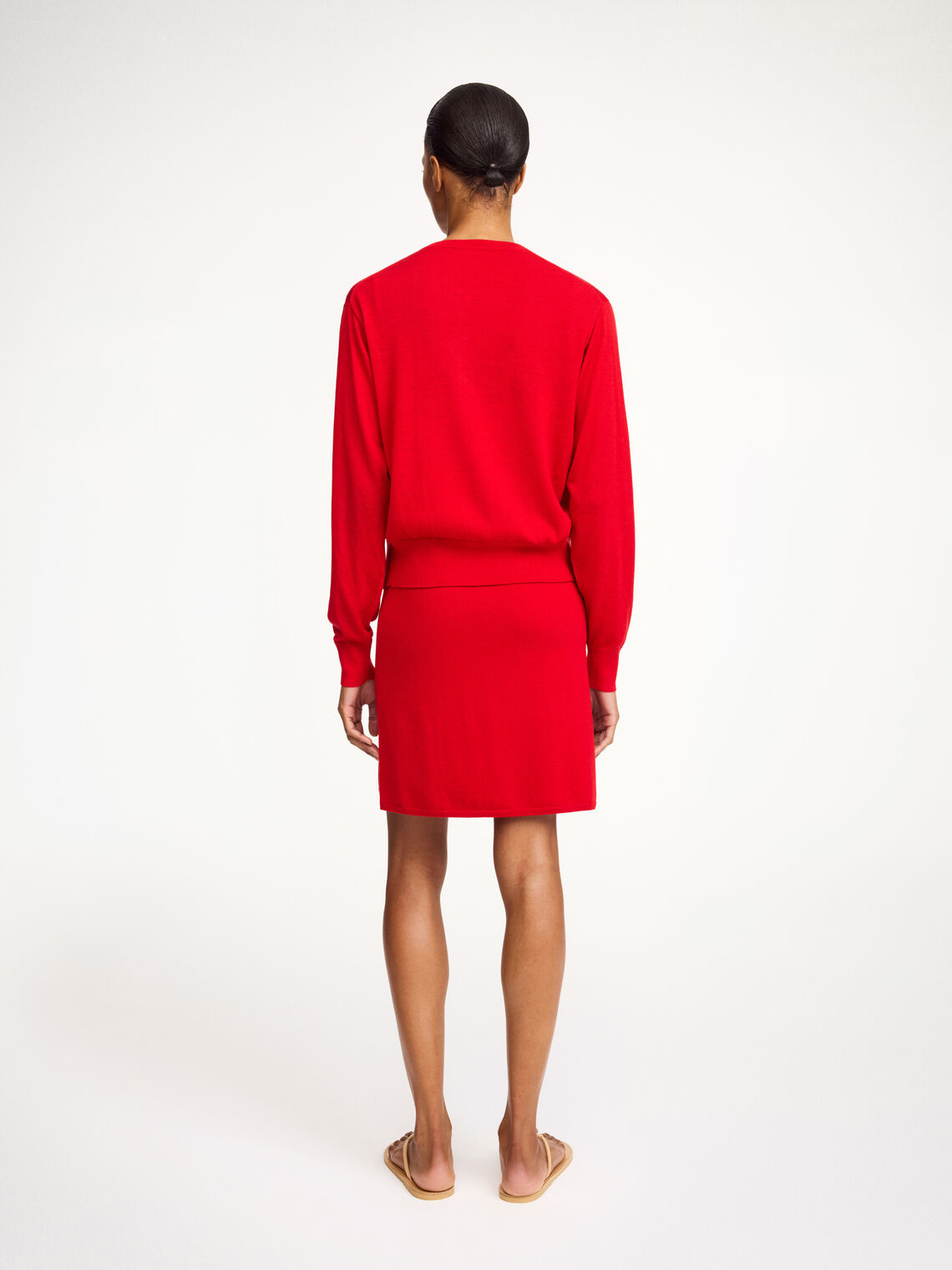 By Malene Birger Montie cardigan i rød, med ribbestrikkede kanter, rund hals og laget av en blanding av ull, silke og lyocell.