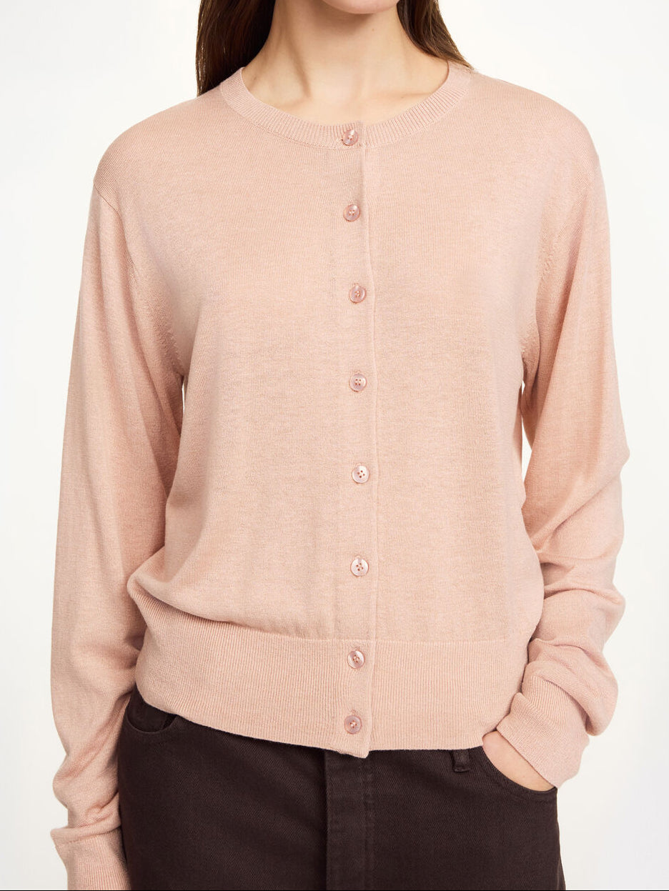 Rosa cardigan i ull og silkemiks med klassisk passform og knapper – By Malene Birger