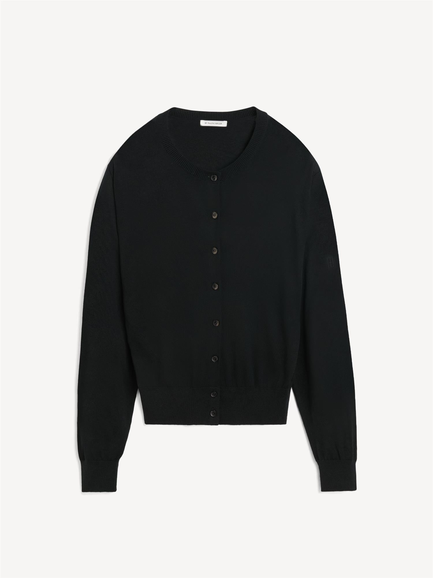 Sort MONTIE cardigan i lyocell, ull og silke med ribbestrikkede kanter, rund hals og knapperekke i front.