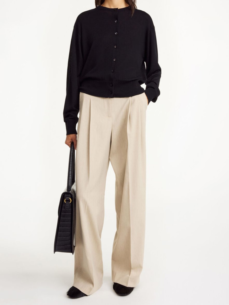 Sort MONTIE lyocell-ull-silke cardigan med nette ribbekanter og rund hals, sett fra siden.