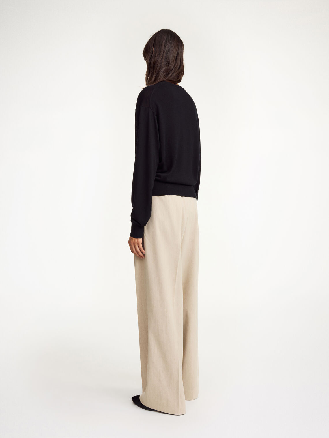 MONTIE cardigan i sort lyocell og ull med ribbestrikk, rund hals og knapperekke, bakfra.