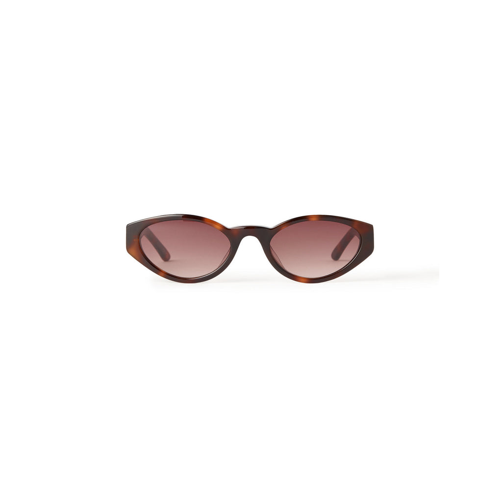 MYLA solbriller fra By Malene Birger i brun acetat med oval cat-eye ramme, mørke UV-beskyttende linser og monogram-emblem på siden.