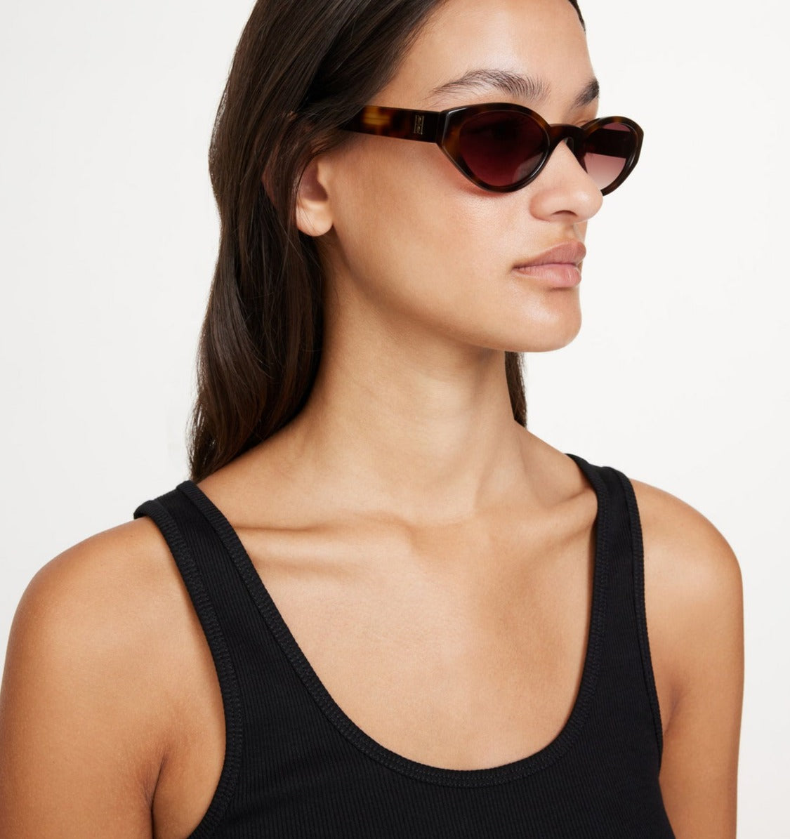 MYLA solbriller fra By Malene Birger i brun acetat med oval cat-eye ramme, mørke UV-beskyttende linser og monogram-emblem på siden.