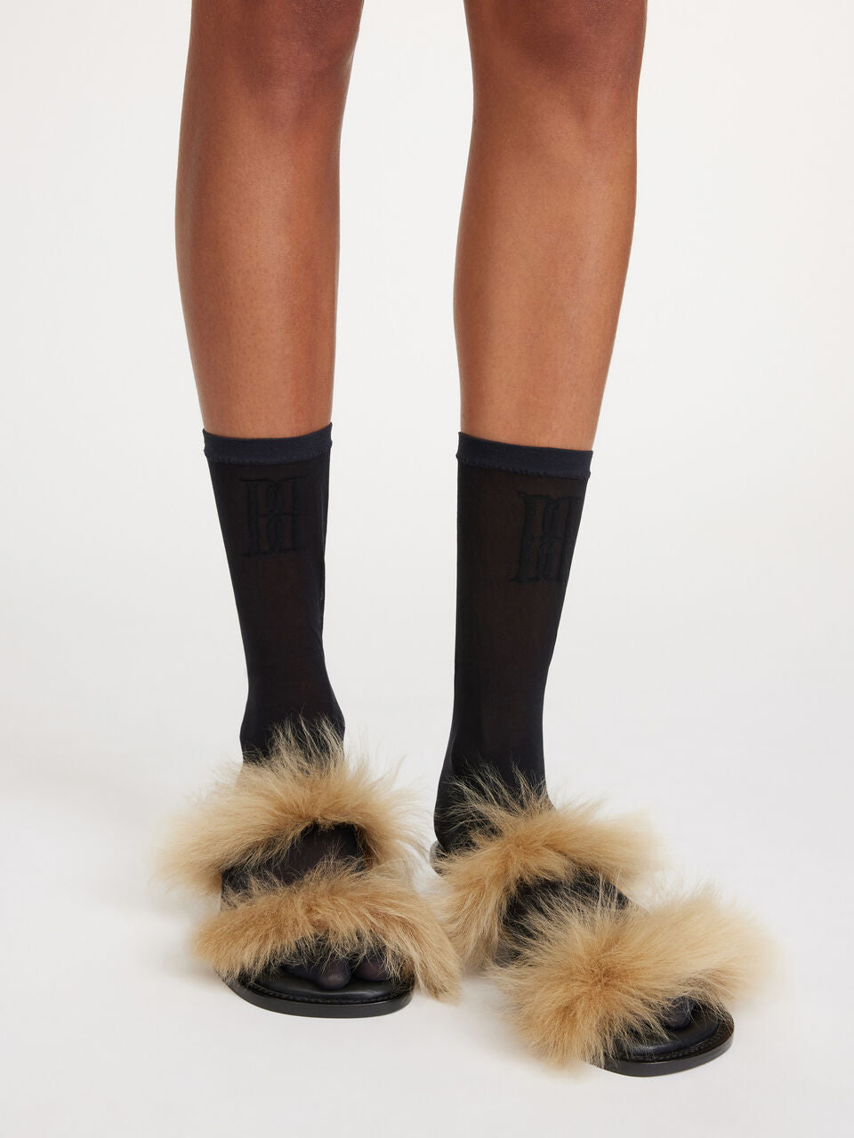 By Malene Birger Nylah nylonstrømper i sort, med brodert emblem i front, laget av resirkulert polyamid og elastan.