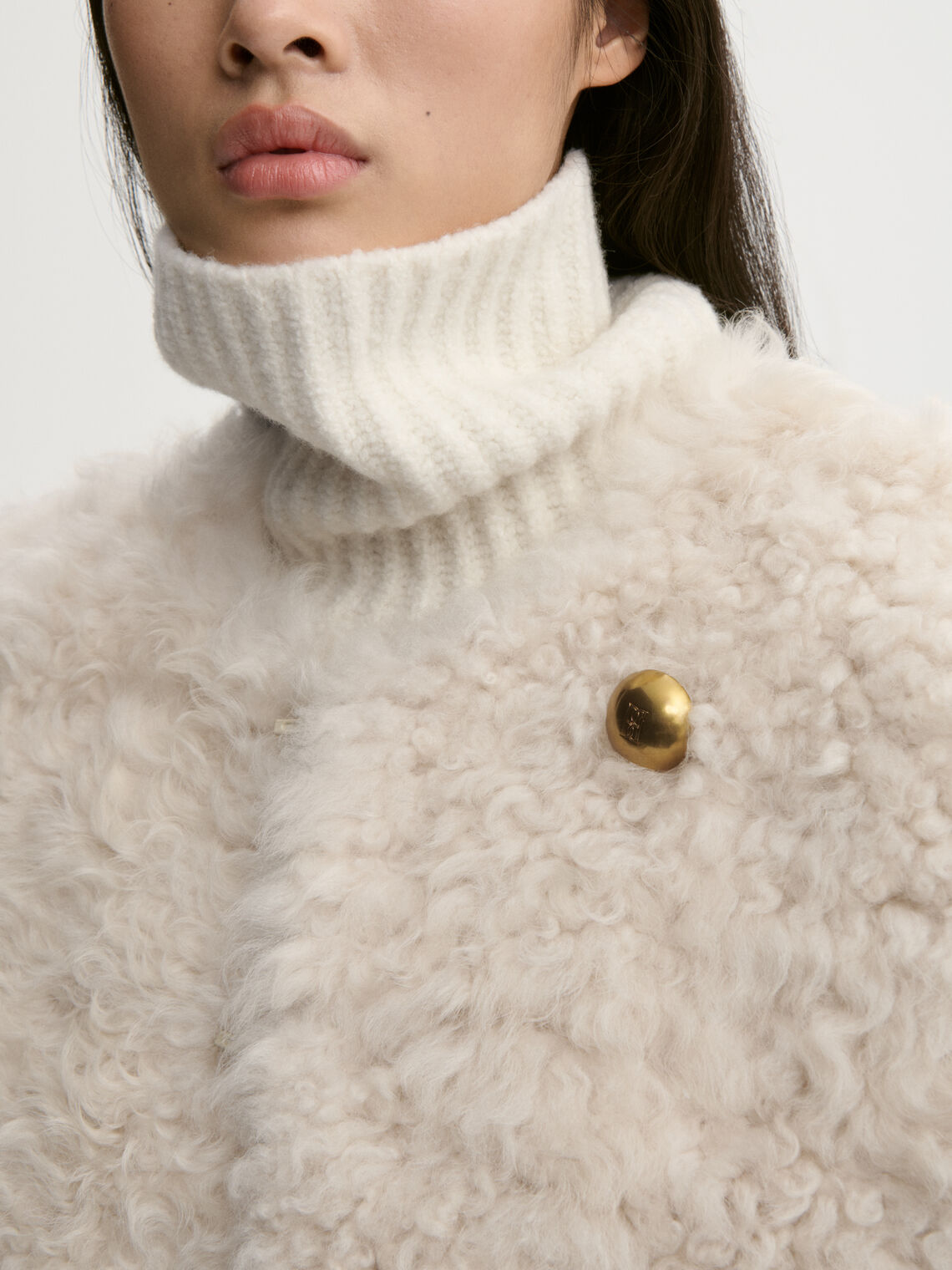 OLA BROOCH brosje fra By Malene Birger i fargen gull, laget i metall med swirl-motiv.
