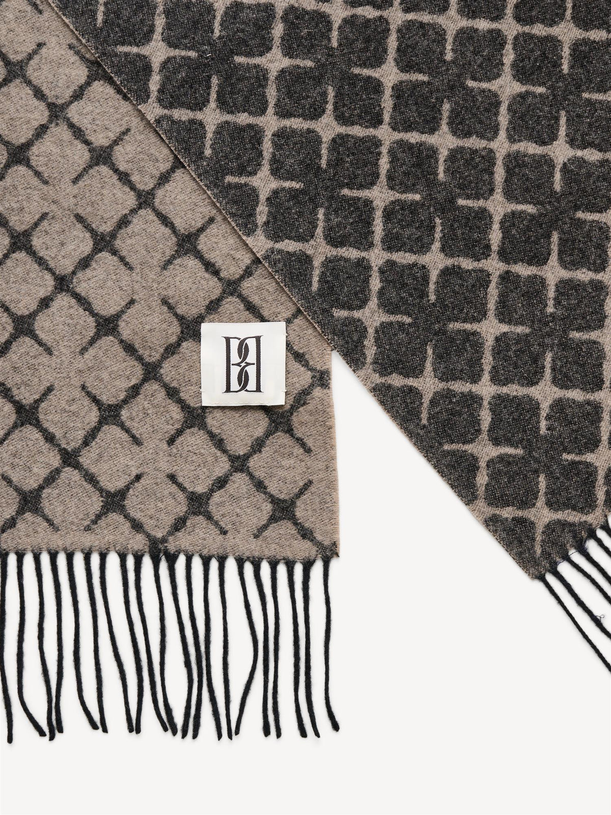 By Malene Birger ORTEGA ullskjerf i beige og brun stripet. Myk og varm tekstur med klassisk to-farget design.