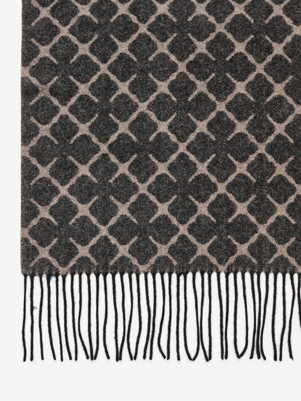 By Malene Birger ORTEGA ullskjerf i beige og brun stripet. Myk og varm tekstur med klassisk to-farget design.