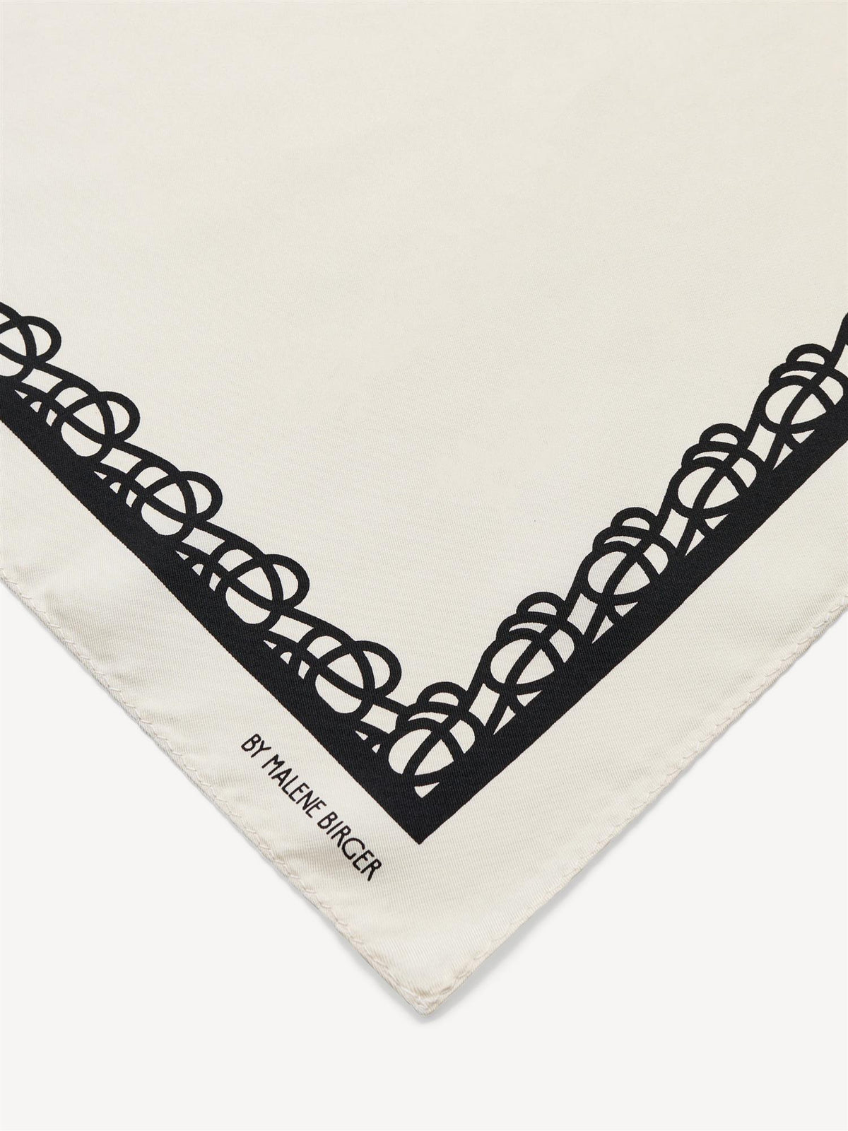 By Malene Birger OSSA nett silkeskjerf i hvit med Swirl-print. Transparent og lett netting-tekstur med elegant mønster.