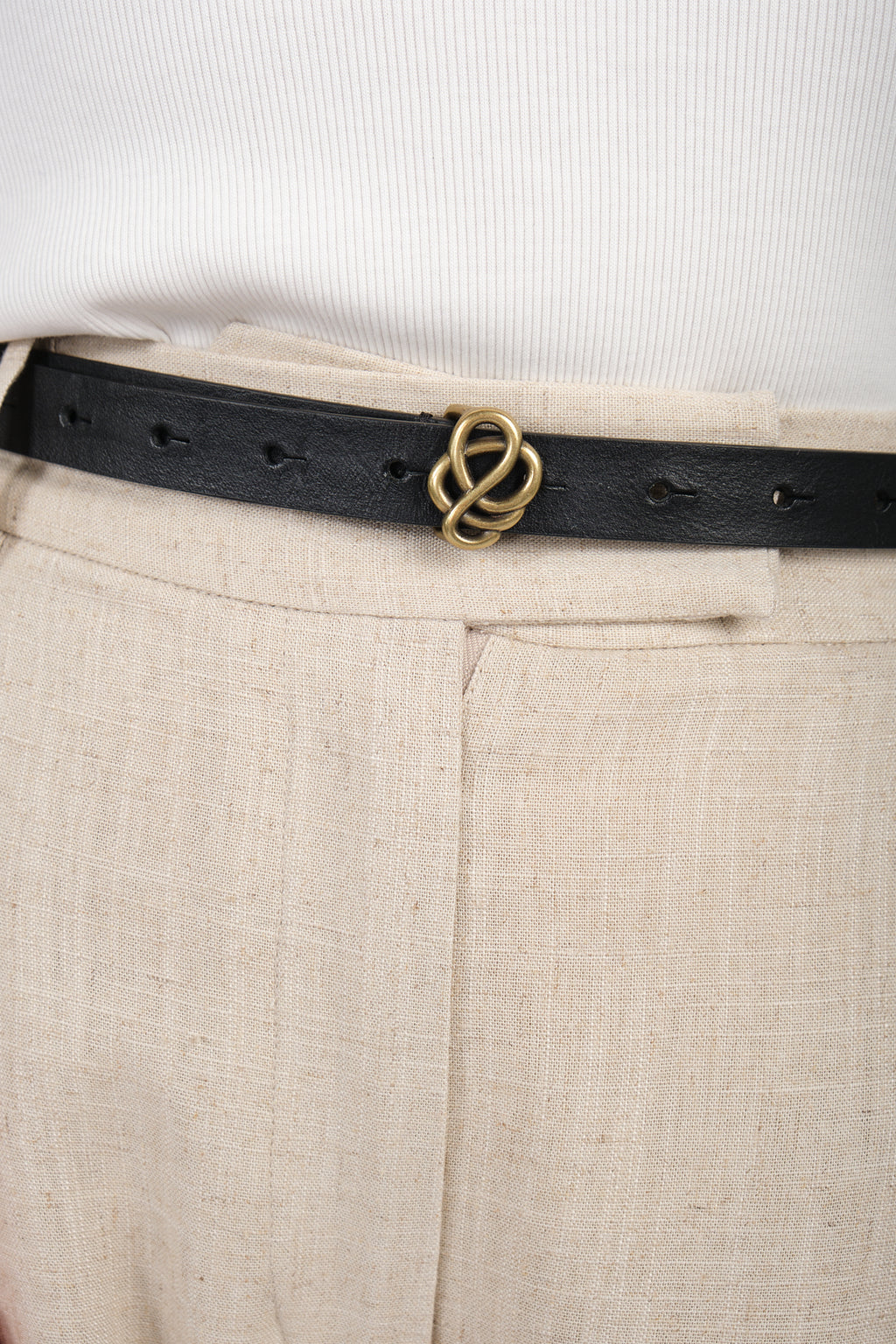 By Malene Birger Ouma belte i sort kuskinn, med en swirl-emblem beltespenne i gullfarge.