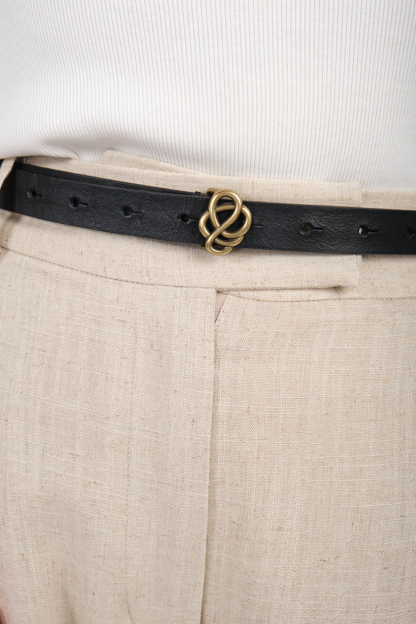 By Malene Birger Ouma belte i sort kuskinn, med en swirl-emblem beltespenne i gullfarge.