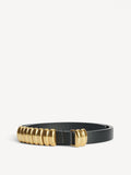 By Malene Birger Ounlo belte i sort, laget av 100% kuskinn, med avtagbare metalldetaljer og et nett design.