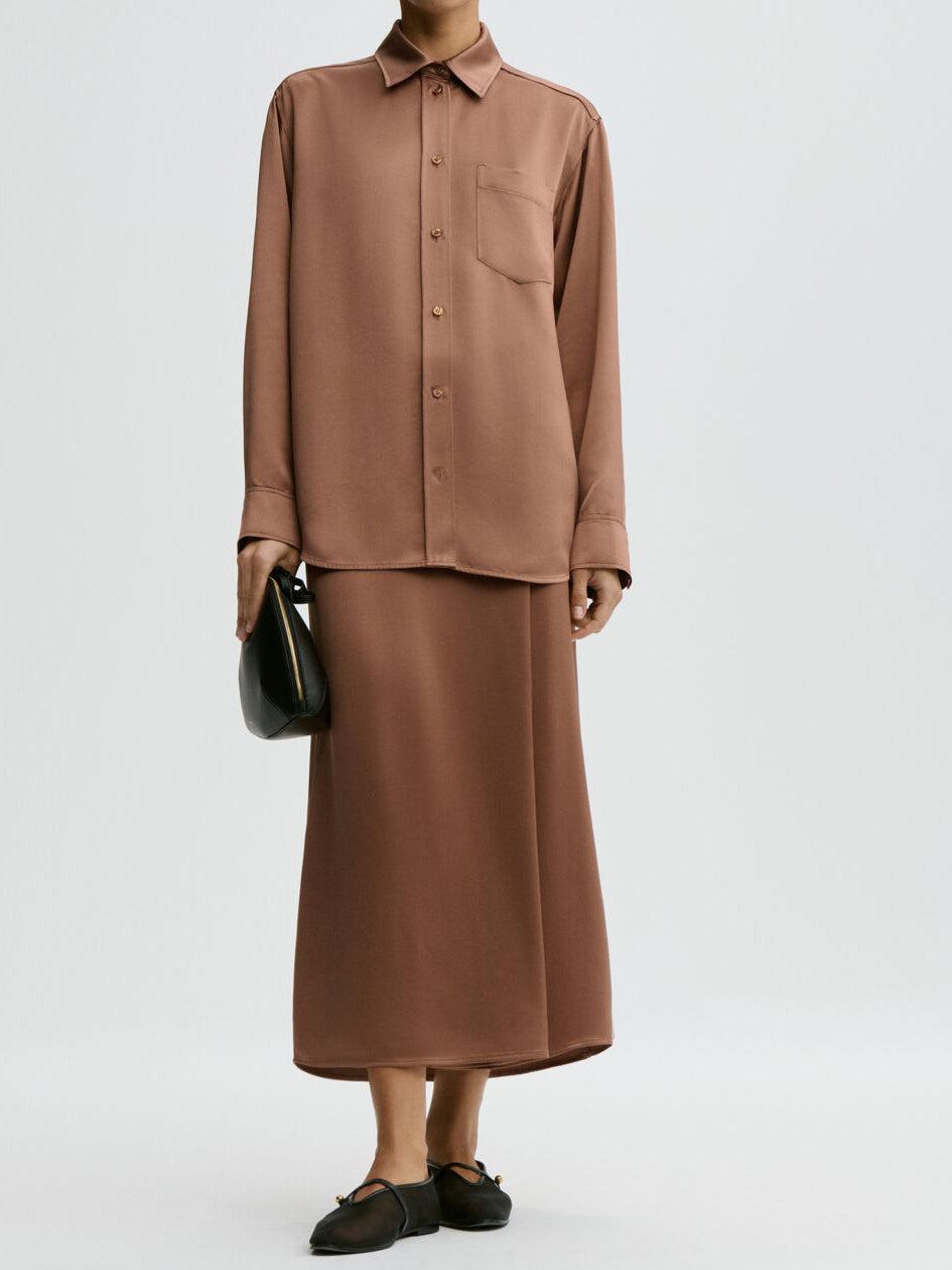 By Malene Birger Pacia brun satengskjørt med elegant omslag-silhuett, acetat og polyester.