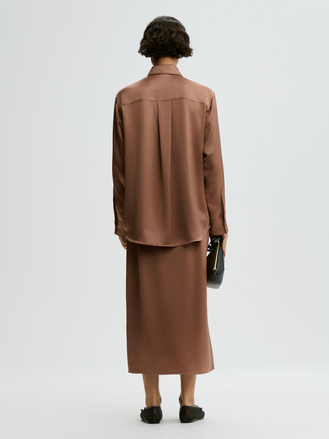 By Malene Birger Pacia brun omslagsskjørt, baksidedetalj med ren sateng og nett fall.