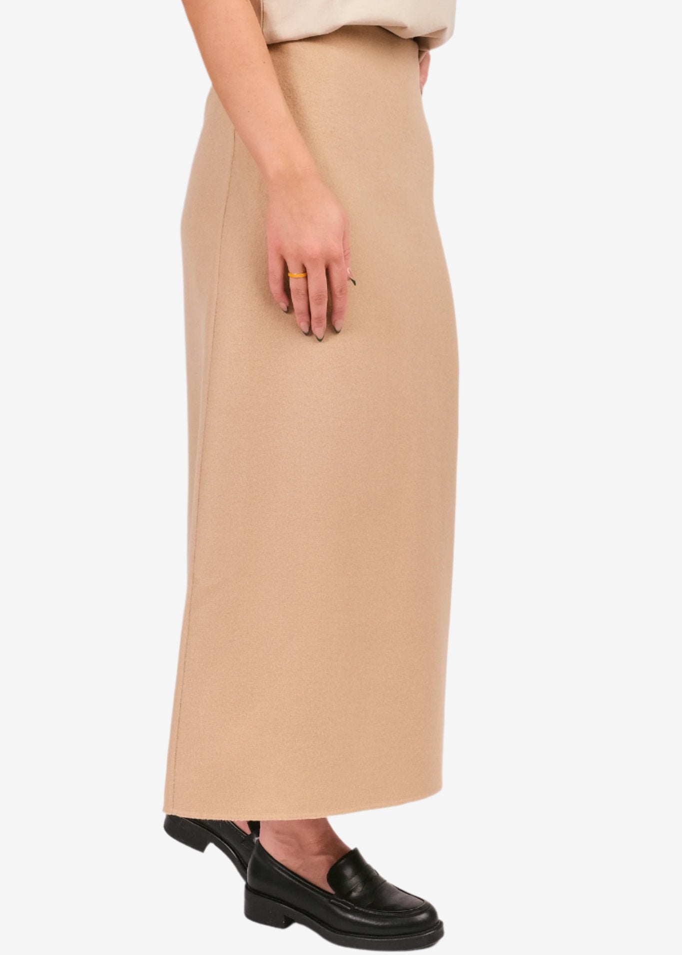 By Malene Birger Palomie skjørt i beige, med en nett passform og splitt bak, laget av 100% ull.